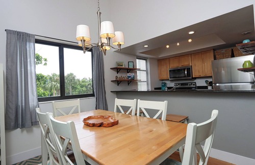The Dunes House | Lovely Elevated Duplex with Spacious Open-Concept Living Area - Oasis Inn at the Dunes