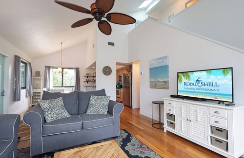 The Dunes House | Lovely Elevated Duplex with Spacious Open-Concept Living Area - Oasis Inn at the Dunes