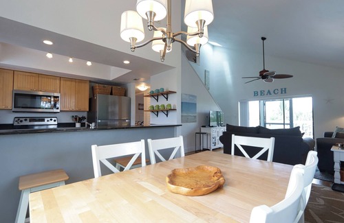 The Dunes House | Lovely Elevated Duplex with Spacious Open-Concept Living Area - Oasis Inn at the Dunes