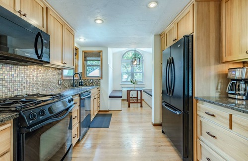 Eugene House | Lovely Eugene home near it all with hot tub!