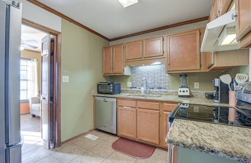 Fayetteville House | Lovely Fayetteville Home: Deck & Fireplace!