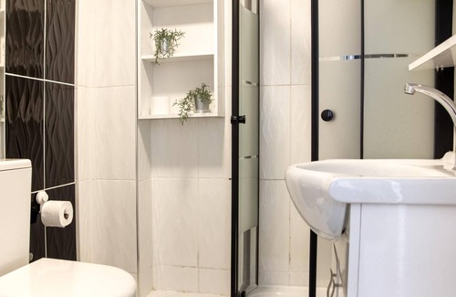 Konak Apartment | Lovely Flat in Konak with Sea View and Balcony