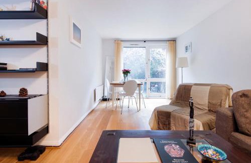 St. Pancras Apartment | Lovely Flat in Literary London by UndertheDoormat