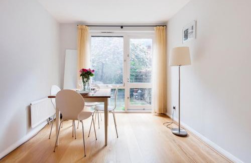 St. Pancras Apartment | Lovely Flat in Literary London by UndertheDoormat
