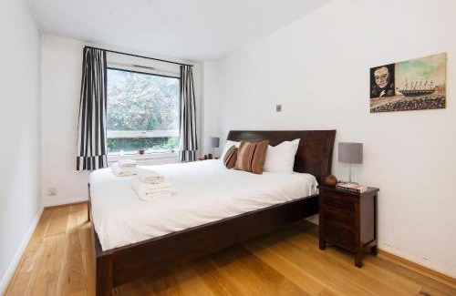 St. Pancras Apartment | Lovely Flat in Literary London by UndertheDoormat