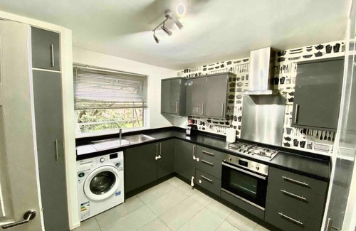 Staines Apartment | Lovely Flat next to Riven Close to Heathrow