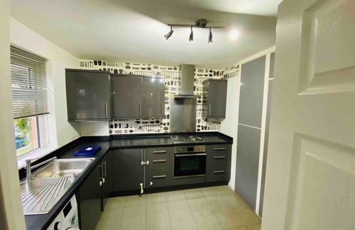 Staines Apartment | Lovely Flat next to Riven Close to Heathrow
