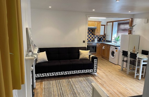 Woodhouse Apartment | Lovely Flat- North Finchley