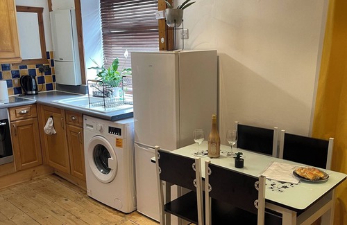 Woodhouse Apartment | Lovely Flat- North Finchley