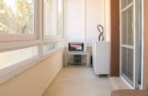 Dalyan Mahallesi Apartment | Lovely Flat with Balcony in Cesme Close to Sea