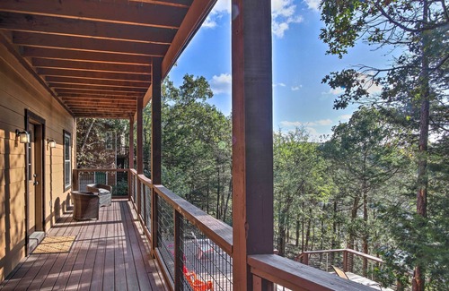 Lost Bridge Village Cabin | Lovely Garfield Cabin w/Direct Beaver Lake Access