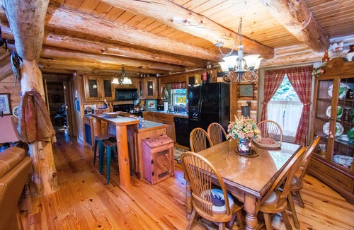 Suches Cabin | Lovely Genuine Log Cabin overlooking the Toccoa River nestled in the N GA Mtns