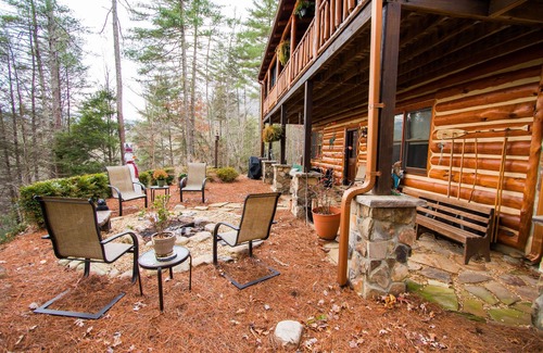 Suches Cabin | Lovely Genuine Log Cabin overlooking the Toccoa River nestled in the N GA Mtns