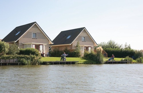 Medemblik House | Lovely holiday home with jetty near IJsselmeer