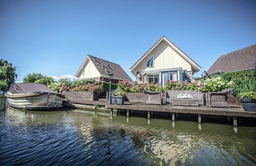 Medemblik House | Lovely holiday home with jetty near IJsselmeer