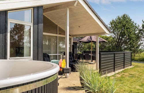 Rødhus House | Lovely holiday home with wilderness bath and space for 8 people.