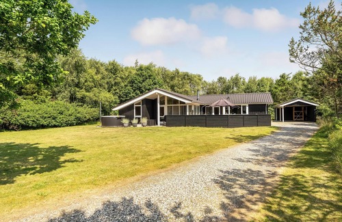 Rødhus House | Lovely holiday home with wilderness bath and space for 8 people.