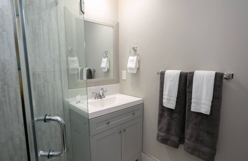 Ludlam House | Lovely home, close to all principal Highways, Shopping Centers and Hospitals.