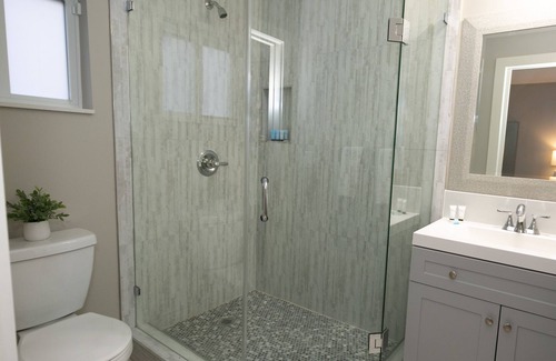 Ludlam House | Lovely home, close to all principal Highways, Shopping Centers and Hospitals.