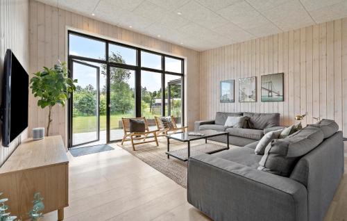 Fjellerup Strand House | Lovely Home In Glesborg With Wifi