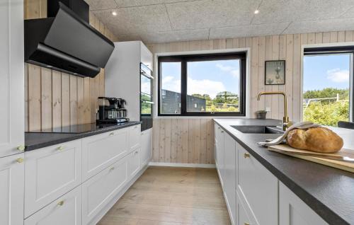 Fjellerup Strand House | Lovely Home In Glesborg With Wifi