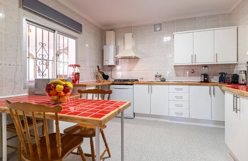 Guaro House | Lovely home in Guaro with WiFi