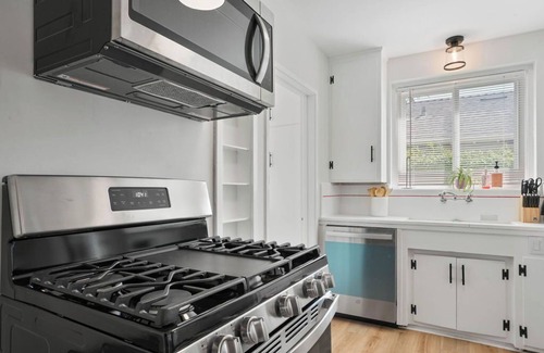 Riverside Rancho House | Lovely Home in Heart of Burbank - Universal Studio
