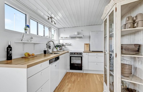 Ronde House | Lovely home in Rønde with kitchen