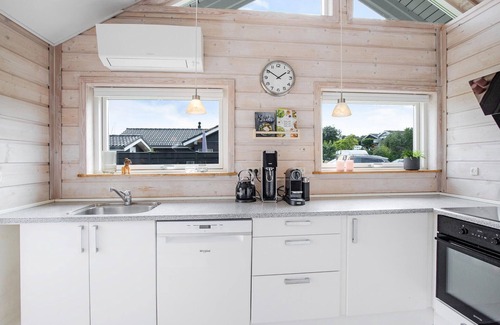 Grønninghoved Strand House | Lovely home in Sjølund with kitchen