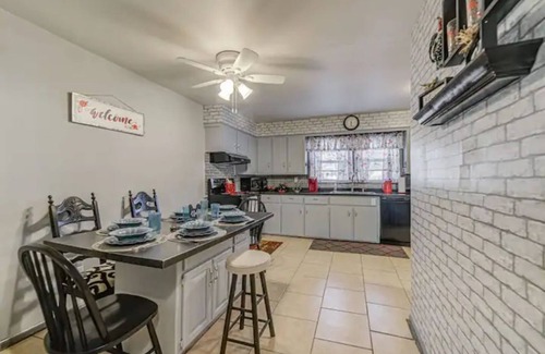 Springfield House | Lovely Home in the Heart of Spfd!