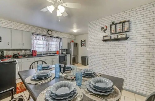 Springfield House | Lovely Home in the Heart of Spfd!