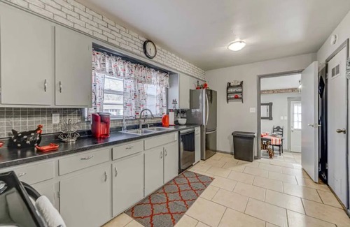 Springfield House | Lovely Home in the Heart of Spfd!