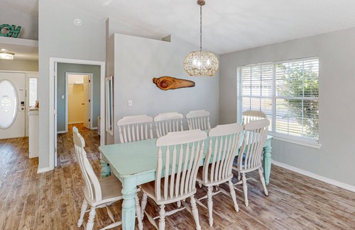 Seaspray House | Lovely home near the beach with pool, bikes, central AC, & washer/dryer
