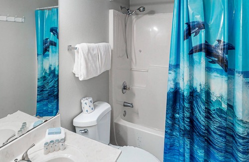 Seaspray House | Lovely home near the beach with pool, bikes, central AC, & washer/dryer