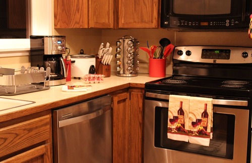 Baring Cabin | Lovely Home Private Hot Tub Fireplace WI-FI King Bed Hiking Fishing Ski resorts