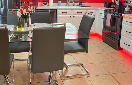 Henderson House | *Lovely Home* w/ Welcoming Kitchen | Message Chair