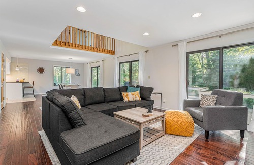 Stevensville House | Lovely home with firepit, W/D, fast WiFi, & huge dog-friendly yard