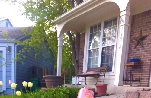 Walnut Grove House | Lovely Homebase for You & Pets ~3 Levels of Sleeping Quarters! Smoking outdoors
