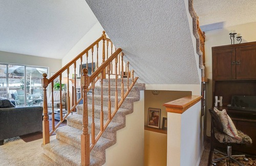 Walnut Grove House | Lovely Homebase for You & Pets ~3 Levels of Sleeping Quarters! Smoking outdoors