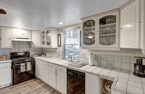 Cedar Glen Cabin | Lovely Lake View 4 BR Cabin w/Large Kitchen & Deck.