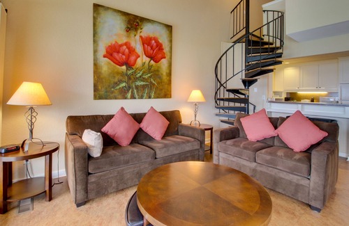 Chelan Condo | Lovely Lakefront Condo with Shared Pool, Hot Tub, Dock, & Tennis Courts