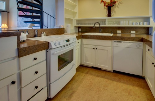 Chelan Condo | Lovely Lakefront Condo with Shared Pool, Hot Tub, Dock, & Tennis Courts