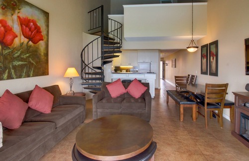Chelan Condo | Lovely Lakefront Condo with Shared Pool, Hot Tub, Dock, & Tennis Courts