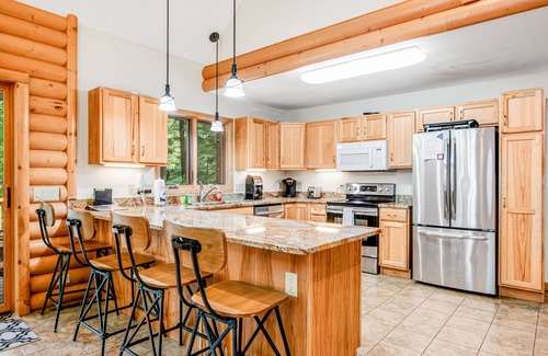 Friendship House | Lovely lakefront home with fireplace, game room, kayaks, & washer/dryer-dogs ok