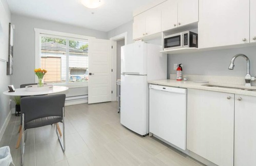 Hastings House | Lovely Laneway House, 1BD