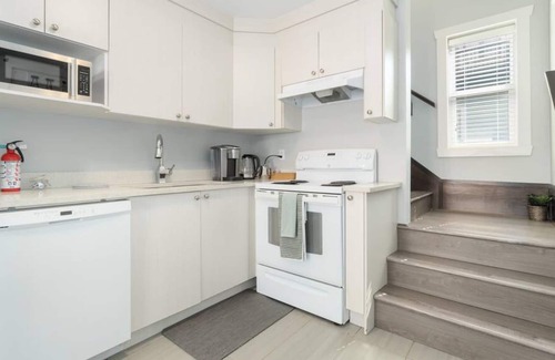 Hastings House | Lovely Laneway House, 1BD