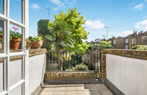 Abingdon Apartment | Lovely large 1 bed renovated flat w balcony & 600MB WiFi