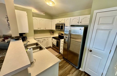 Greensboro Condo | Lovely living in a great neighborhood