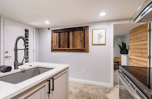Alphabet Historic District Apartment | Lovely location 3 BR Pearl apt - Sleeps 8