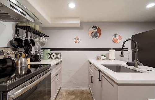 Alphabet Historic District Apartment | Lovely location 3 BR Pearl apt - Sleeps 8